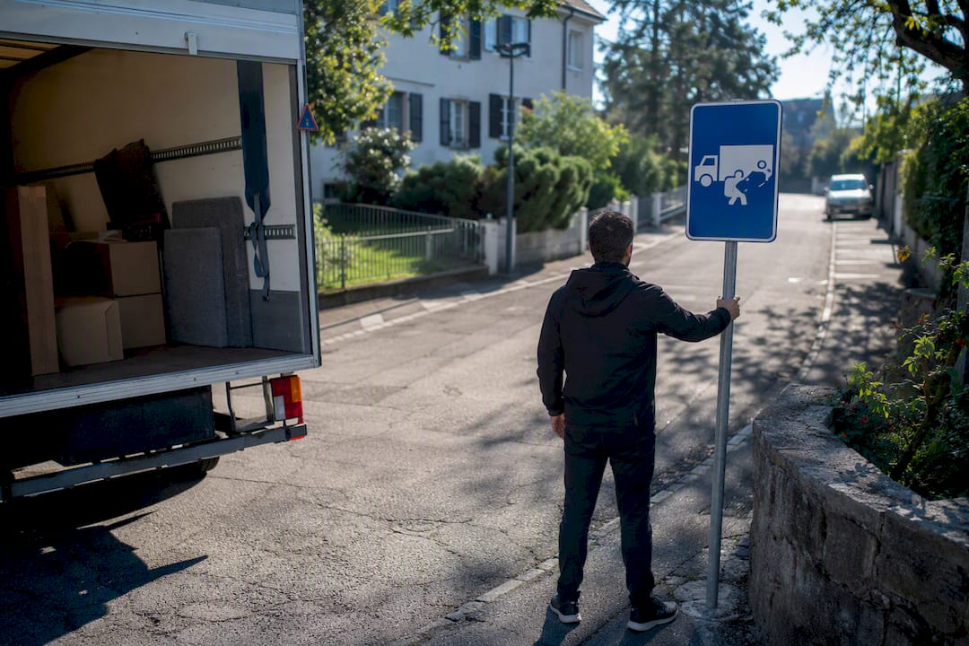Place de parking réservée pour le camion de déménagement