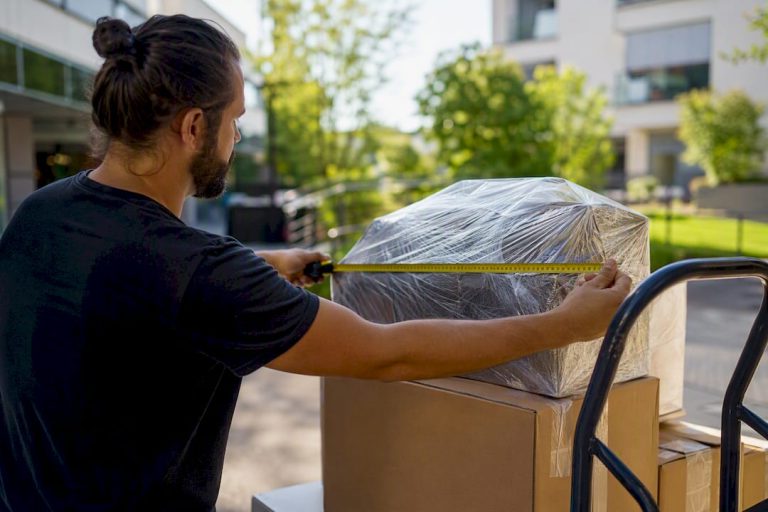 Technicien en train de mesurer un équipement en mouvement