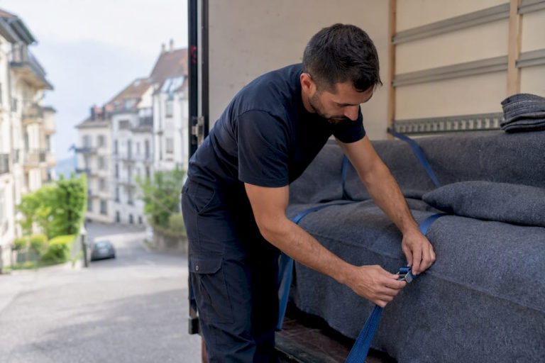 Déménageur fixant le canapé dans le camion