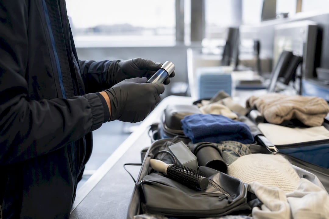 Agent des douanes contrôlant des effets personnels