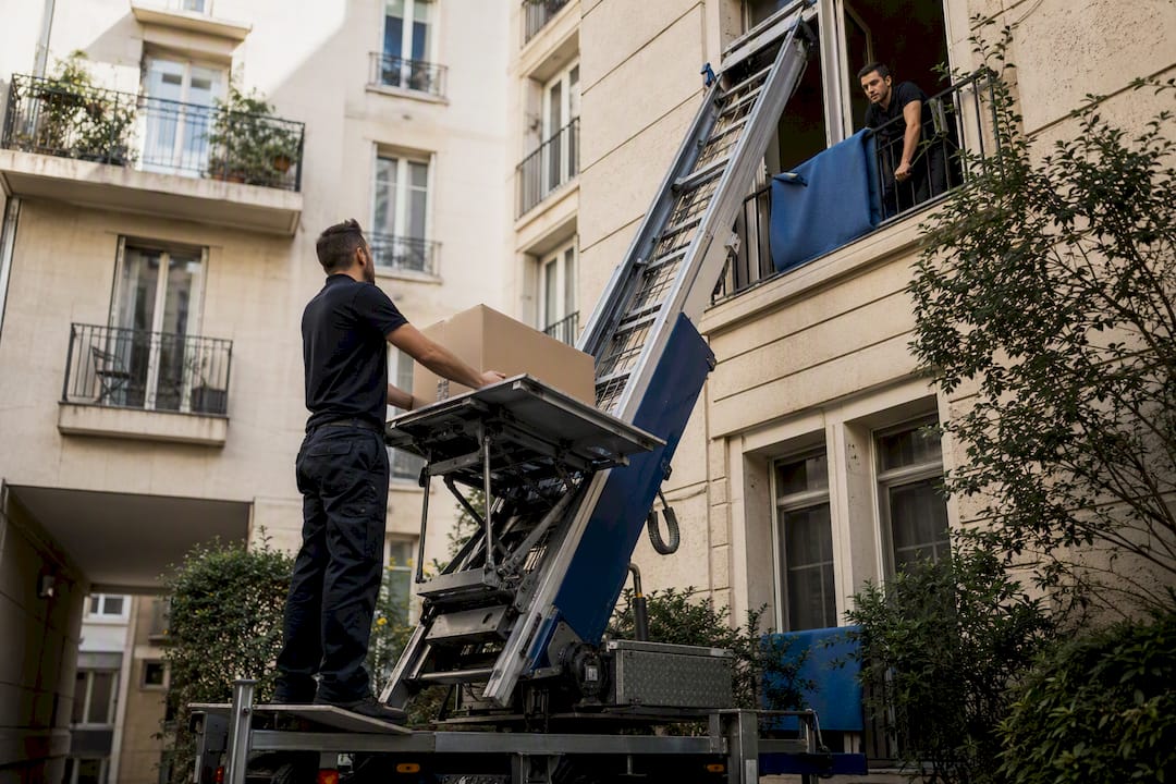 Monte-meubles installé devant un bâtiment