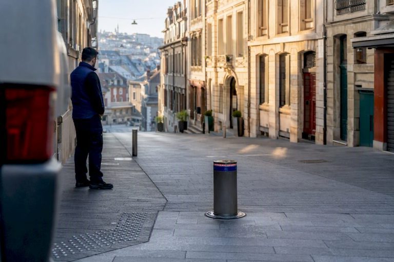 Borne rétractable dans une rue piétonne de Lausanne