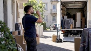 Déménageur qui fait une pause à l’ombre pendant la canicule