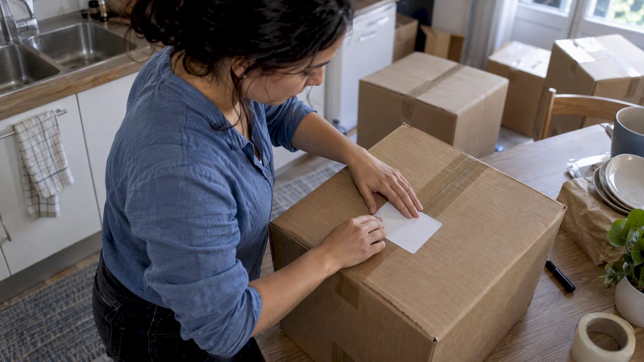 Étiquette collée sur un carton de déménagement