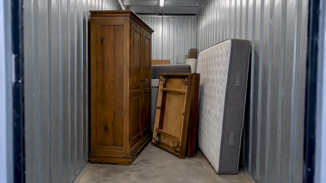 Des meubles encombrants difficiles à empiler dans un box
