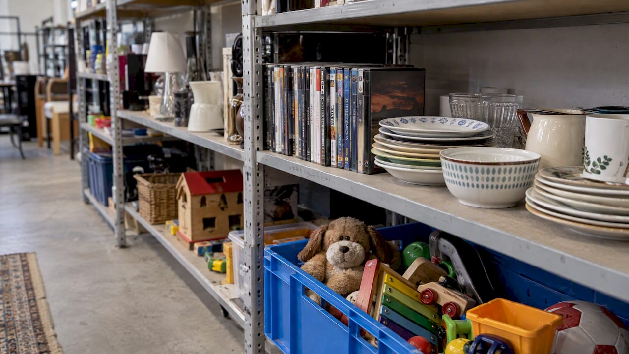 Vaisselle et jouets laissés pour le réemploi